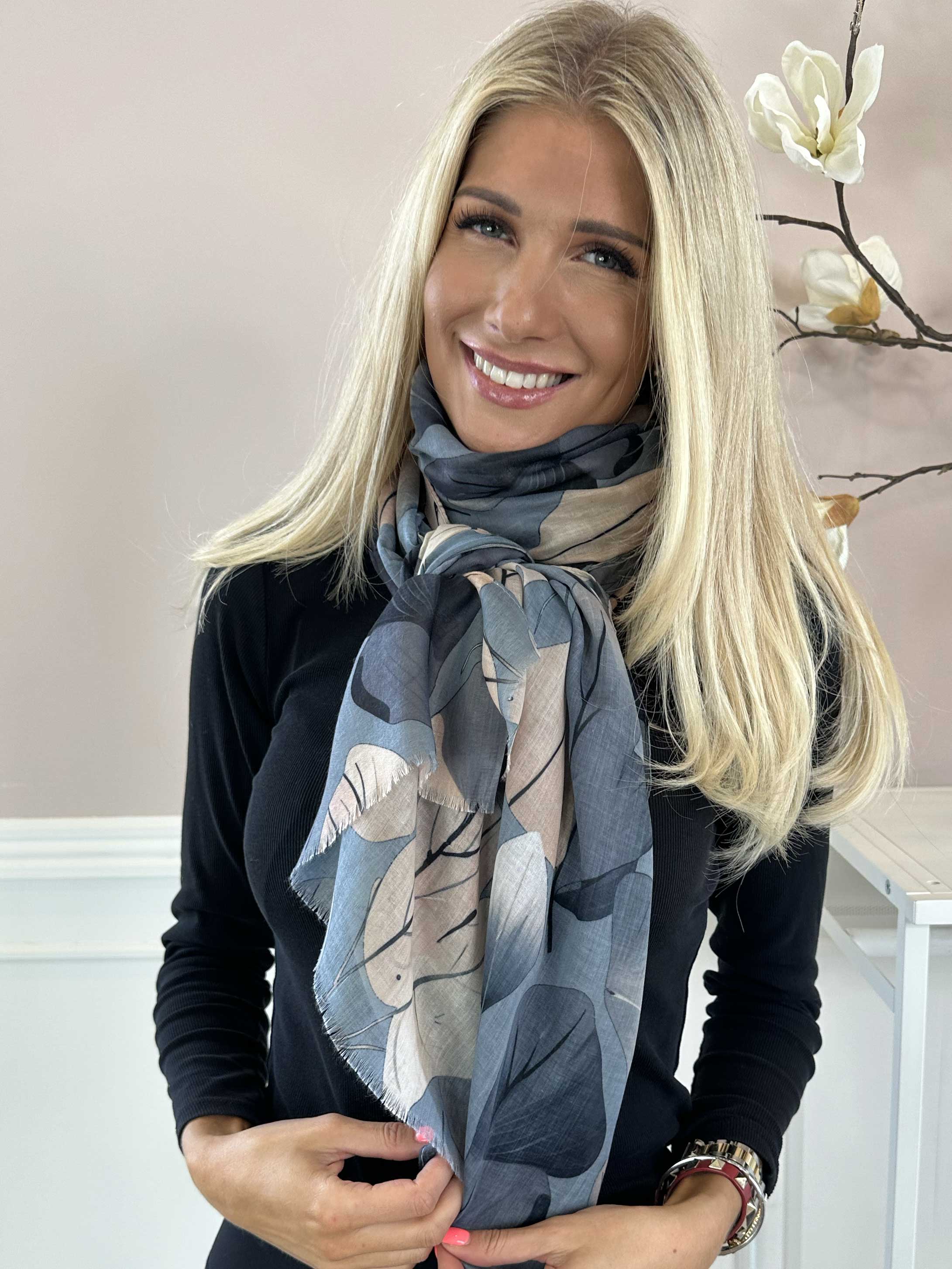 Jana Leaf - Tørklæde i viskose med bladmotiver